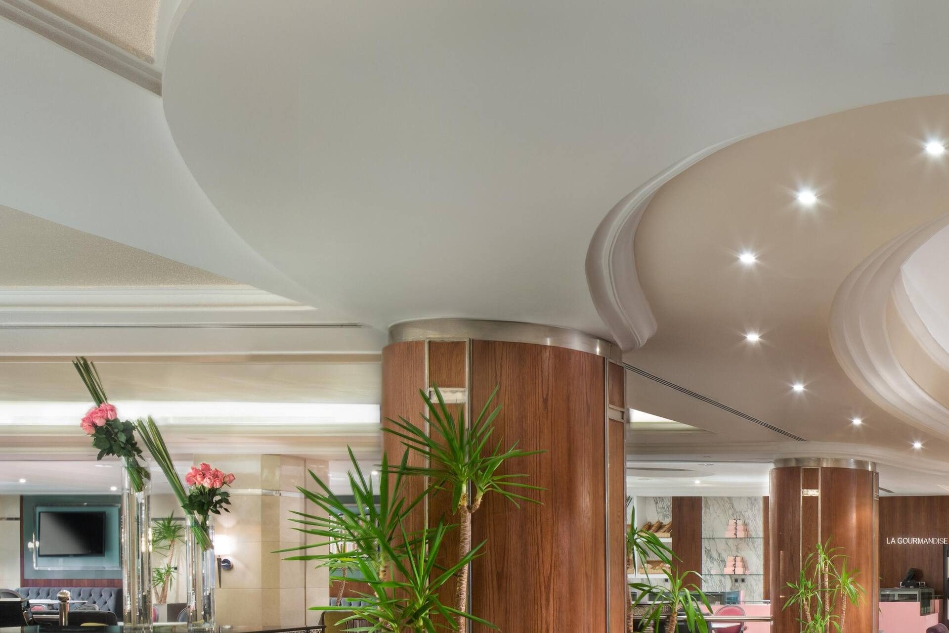 Lobby mit Rezeption und Sitzbereich