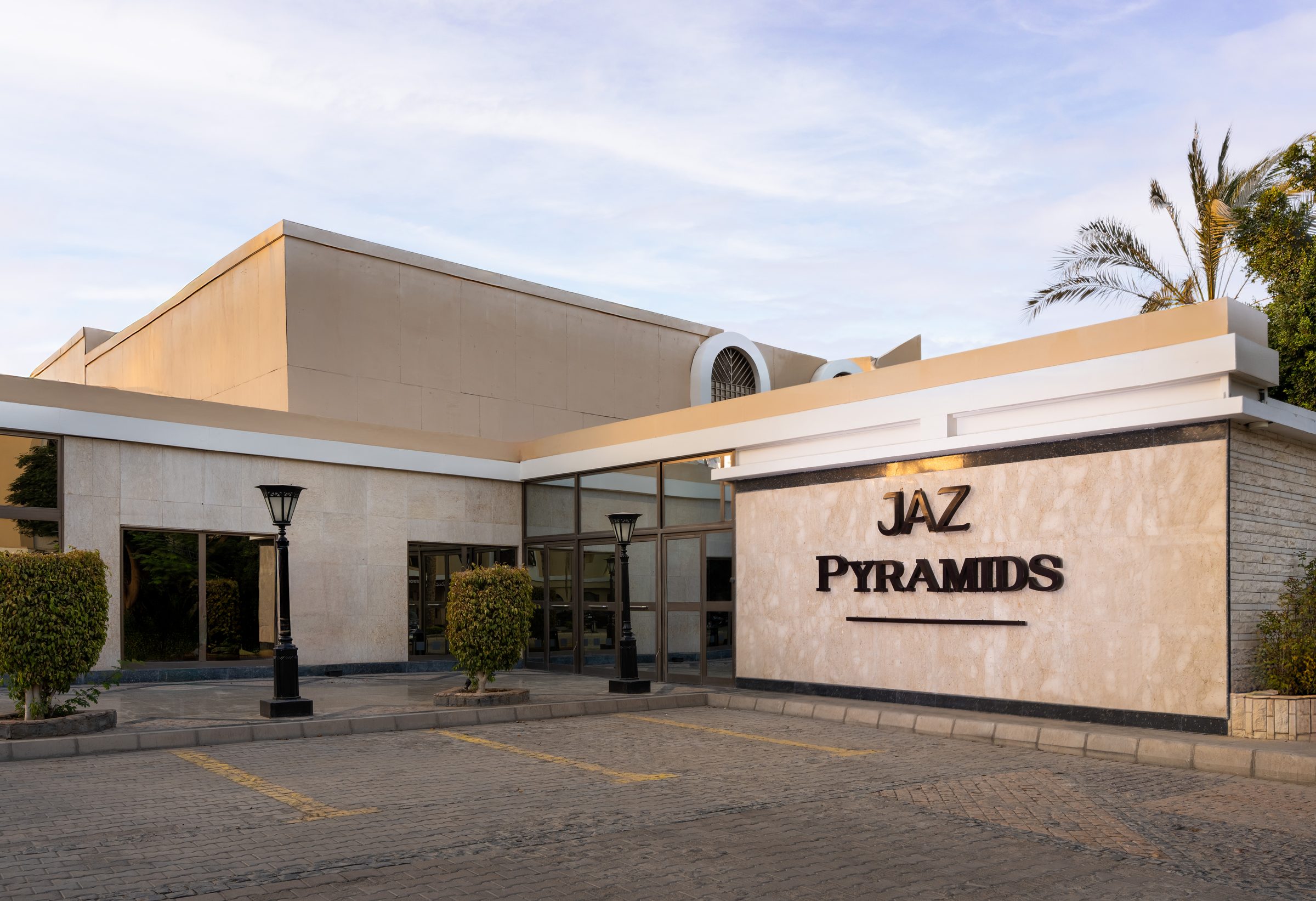 Hoteleingang des JAZ Pyramids Resort