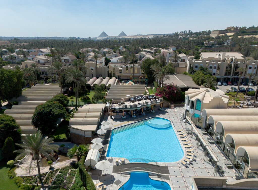 JAZ Pyramids Resort Cairo mit den Pyramiden von Gizeh