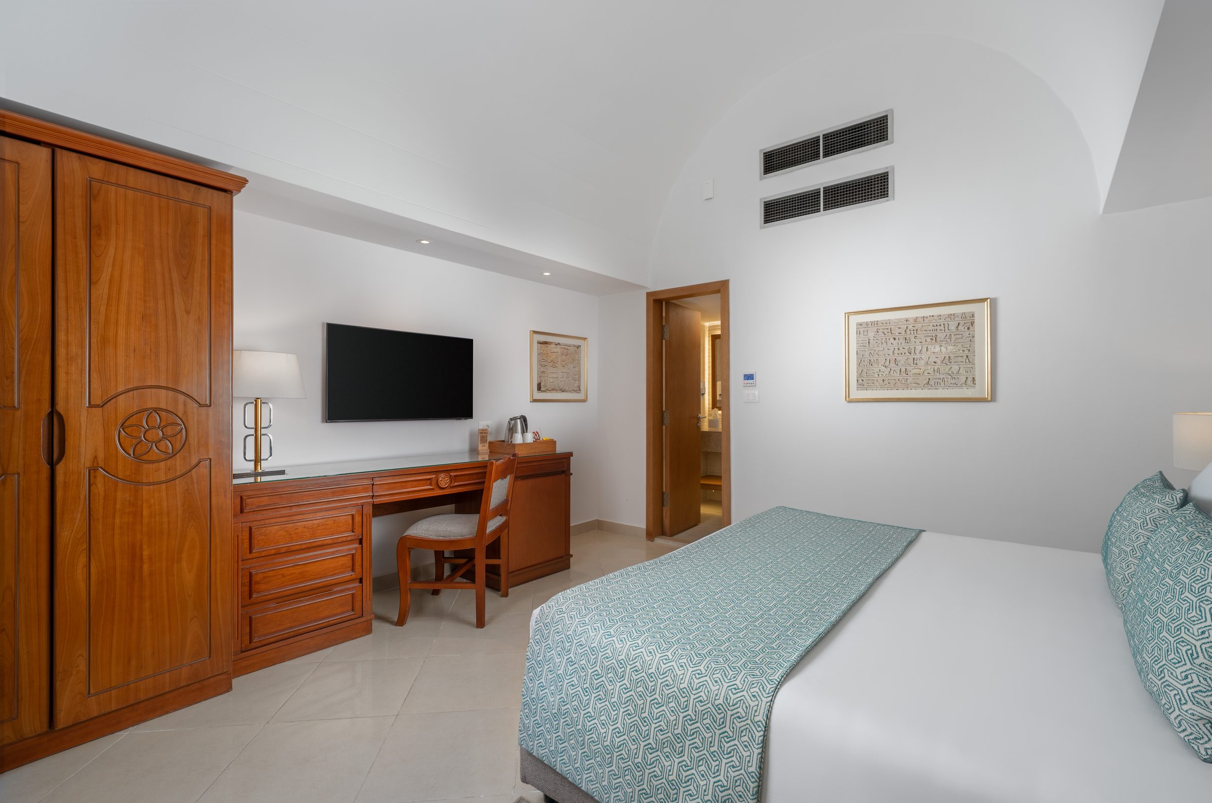 Modernes King-Zimmer im JAZ Pyramids Resort