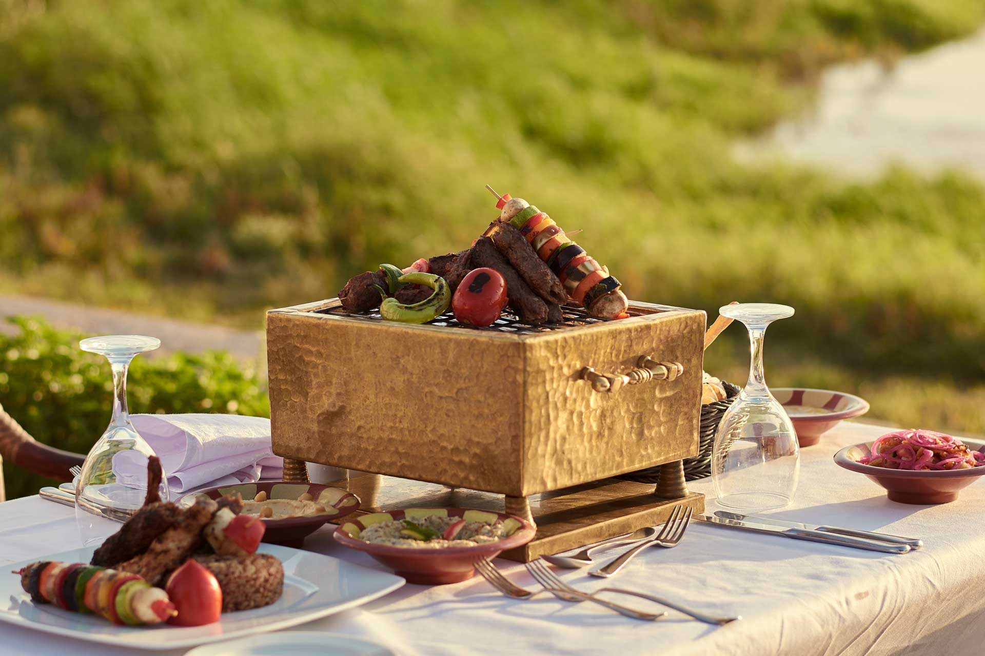 Gedeckter Tisch in der Gartenanlage