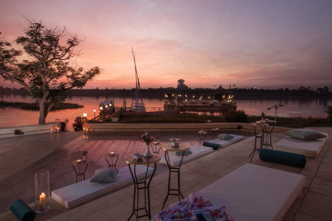 Terrasse des Hotels bei Sonnenuntergang am Nil
