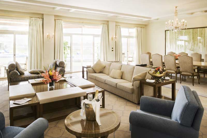 Heller Wohnbereich einer Hotelsuite