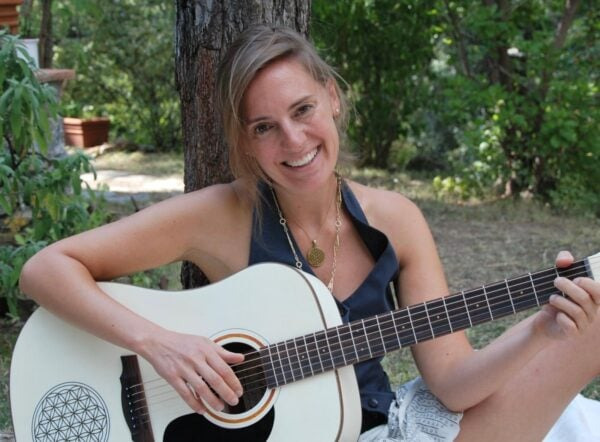 Antonia v. Romatowski mit Gitarre