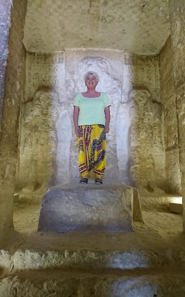 Stefanie Aufsatz an einer historischen Stätte in Ägypten