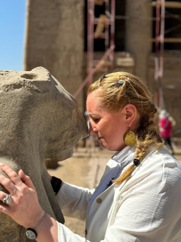 Stefanie Hartenstein an einer altägyptischen Tempelanlage