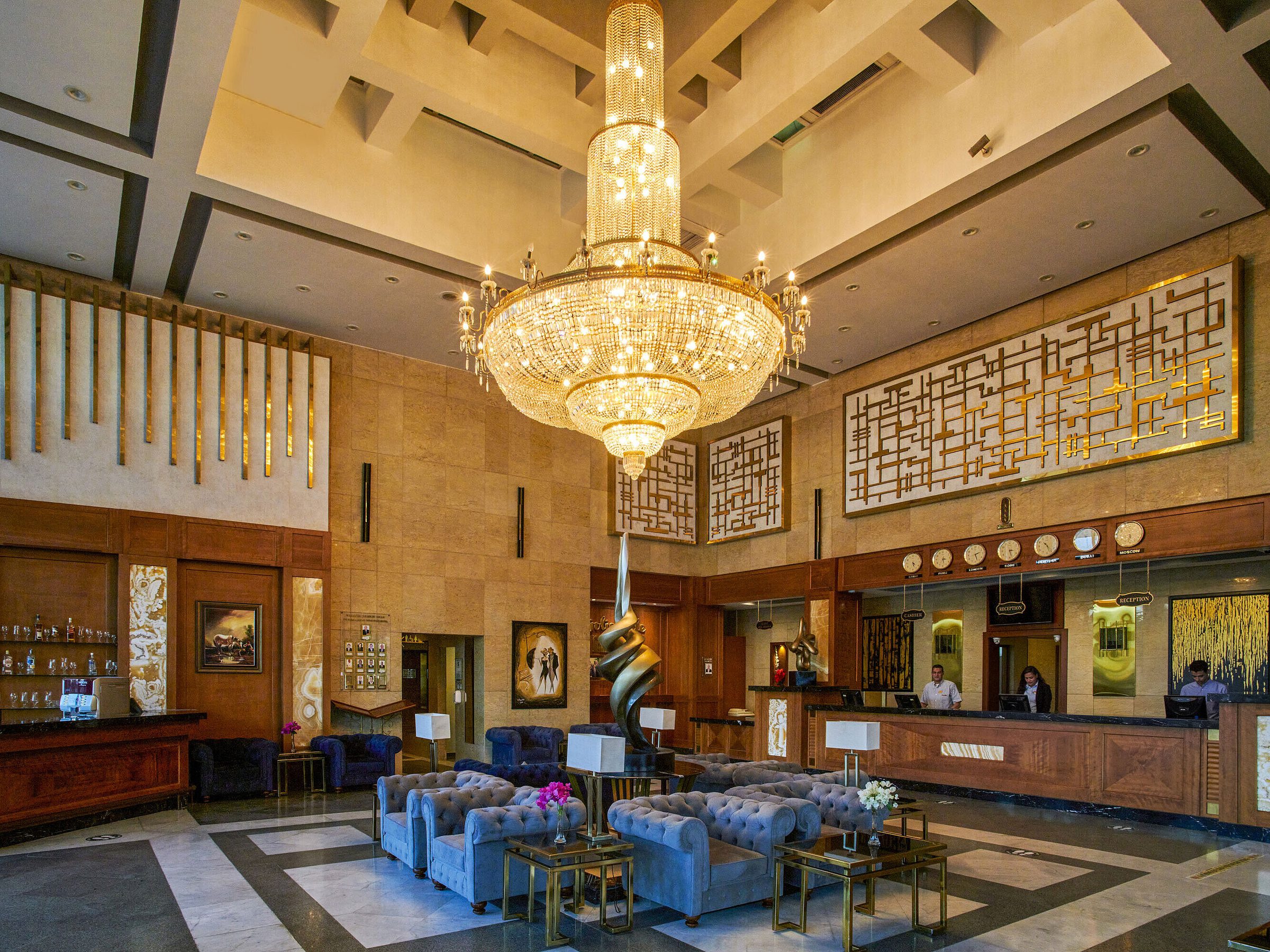 Lobby und Rezeption des Maritim Jolie Ville