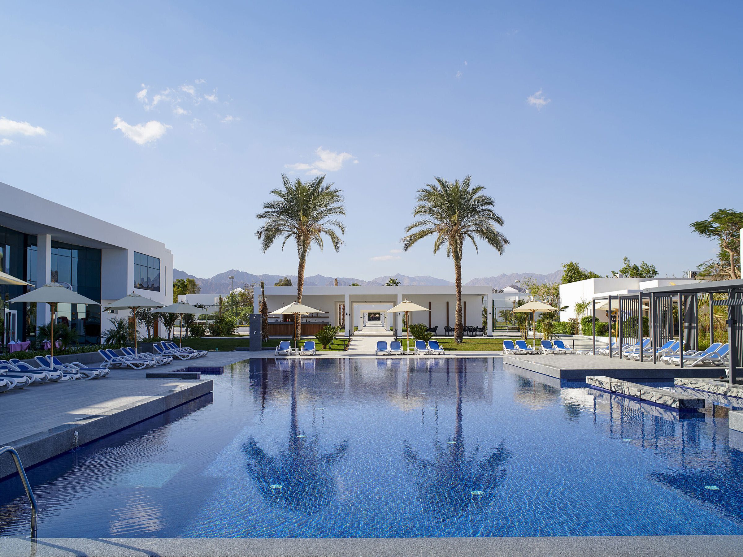 Großer Außenpool des Resorts