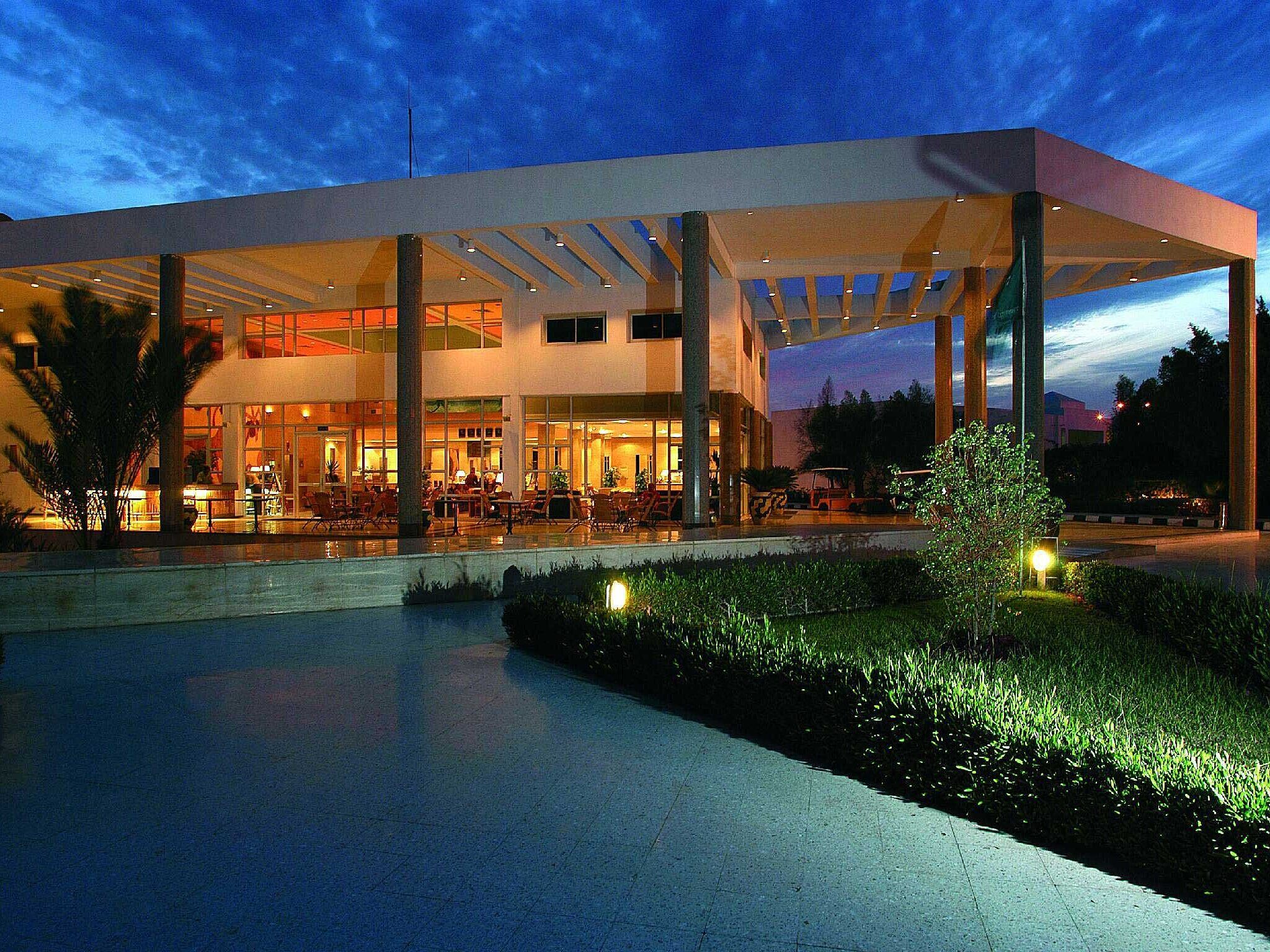 Beleuchteter Restaurantbereich am Abend