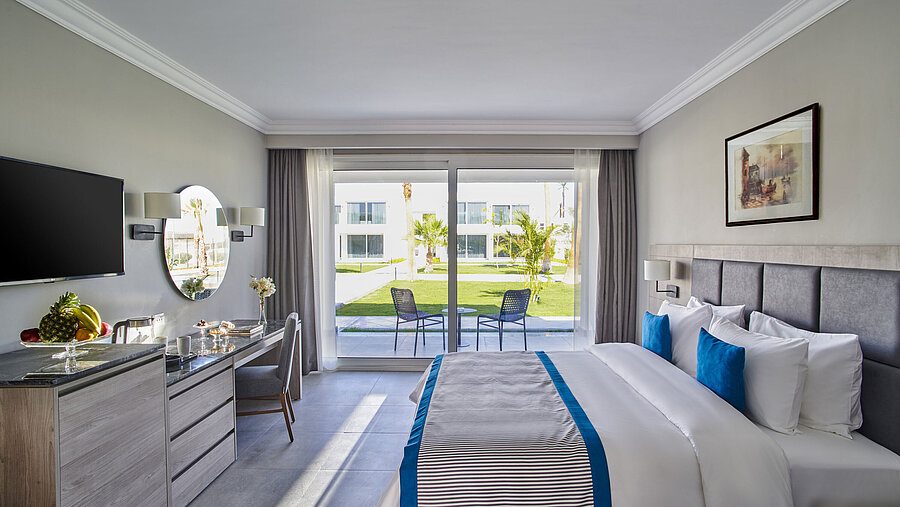 Modernes Doppelzimmer mit Terrasse