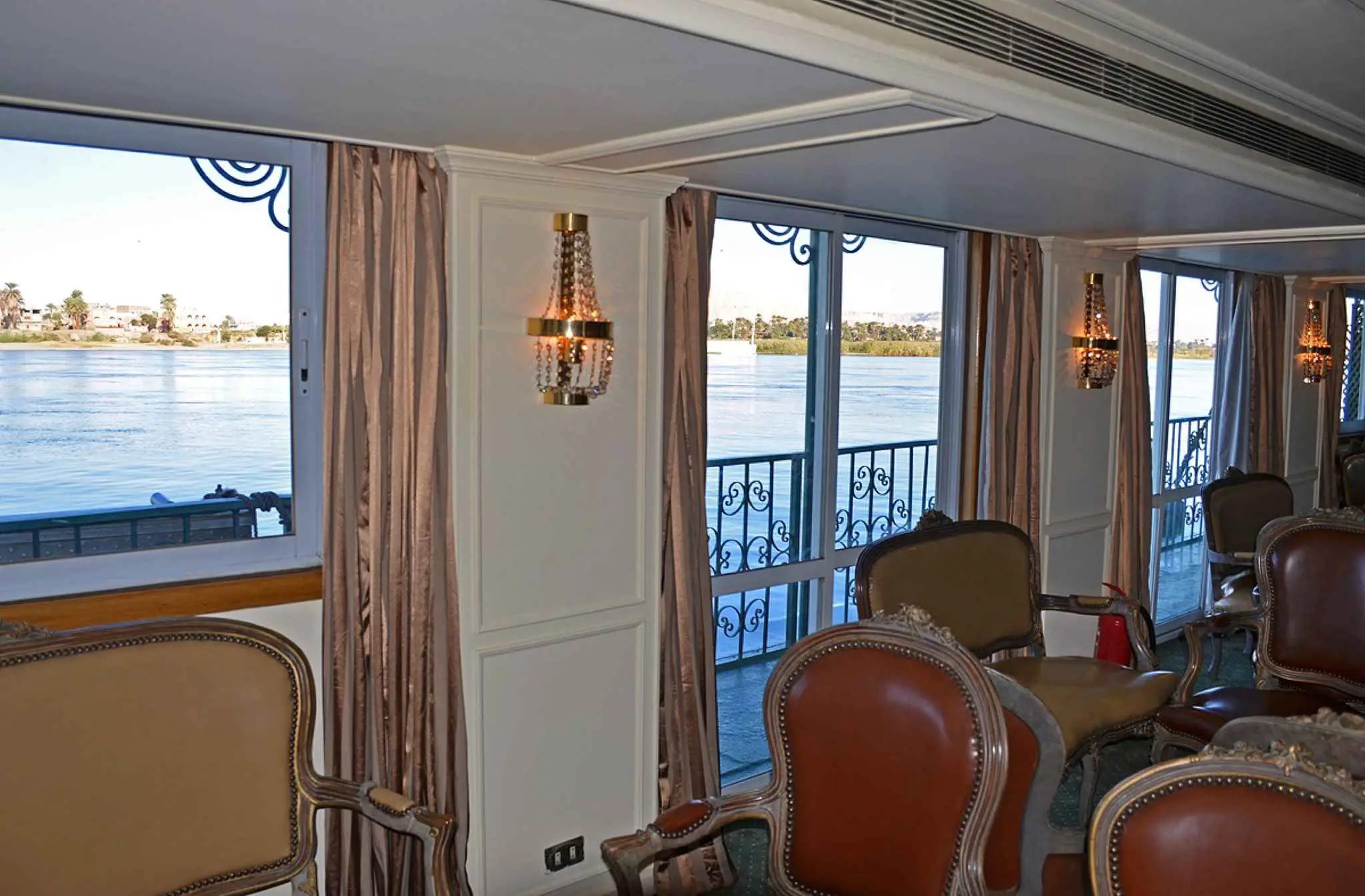 Panorama-Lounge mit Blick auf den Nil