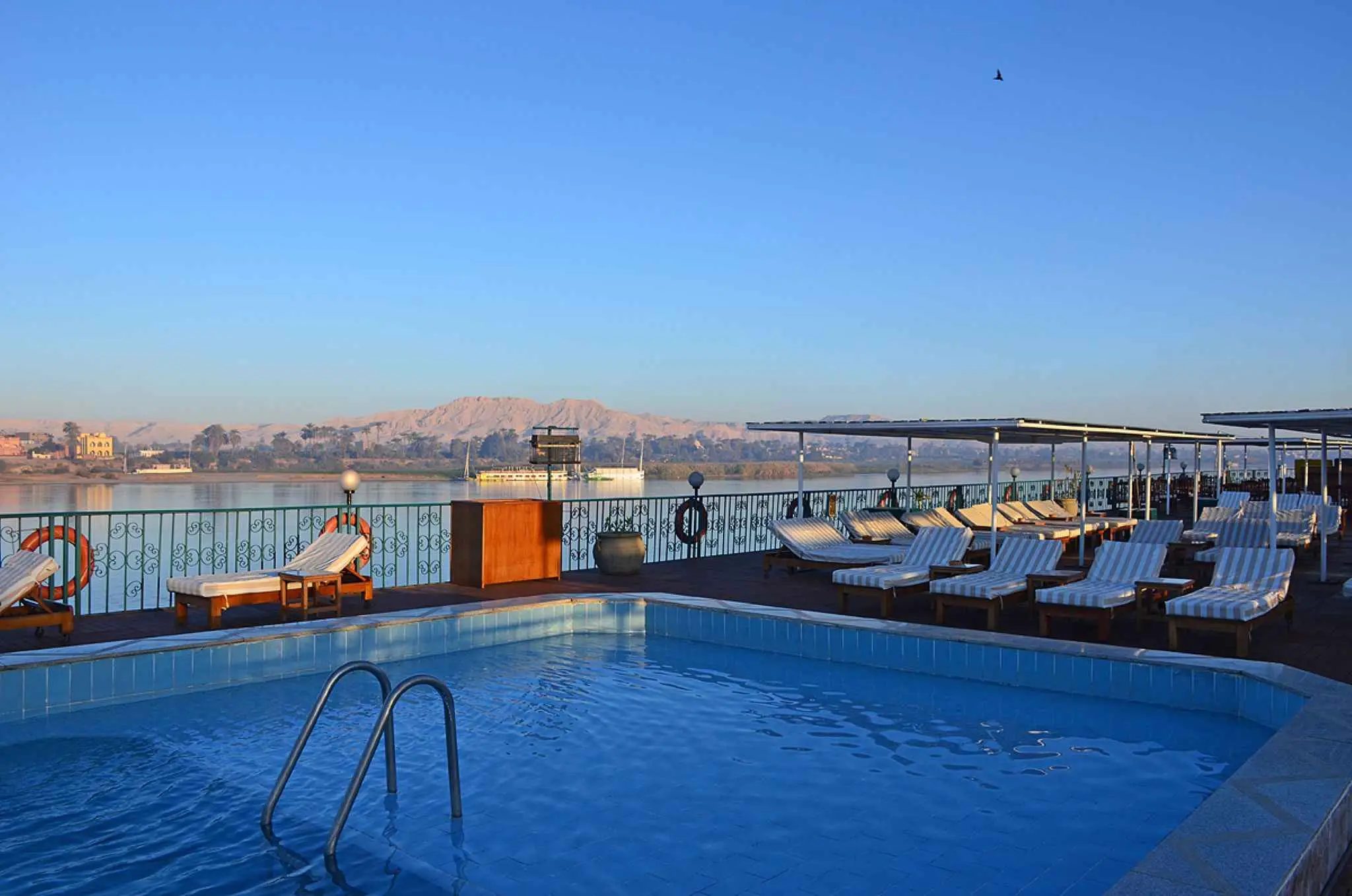 Sonnendeck und Pool der MS La Traviata