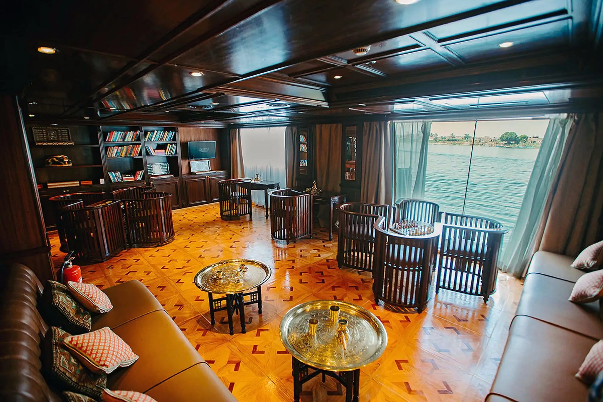 Panorama-Lounge der MS Tosca