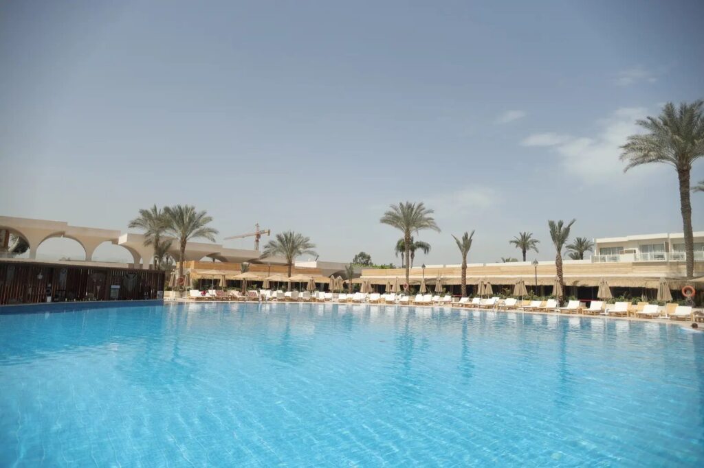Pyramids Park Resort Cairo mit Außenpool und Garten