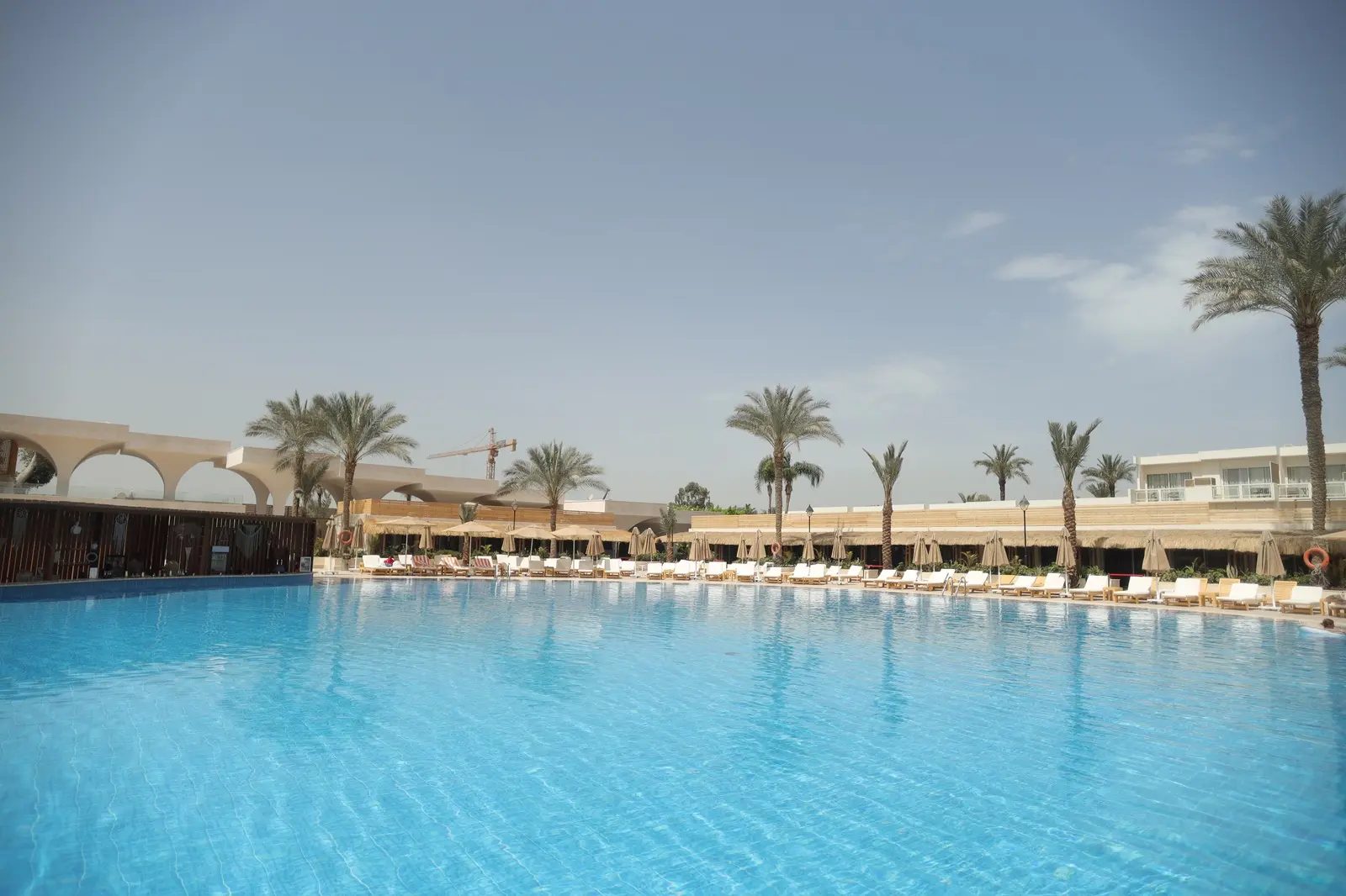 Pyramids Park Resort Cairo mit Außenpool und Garten