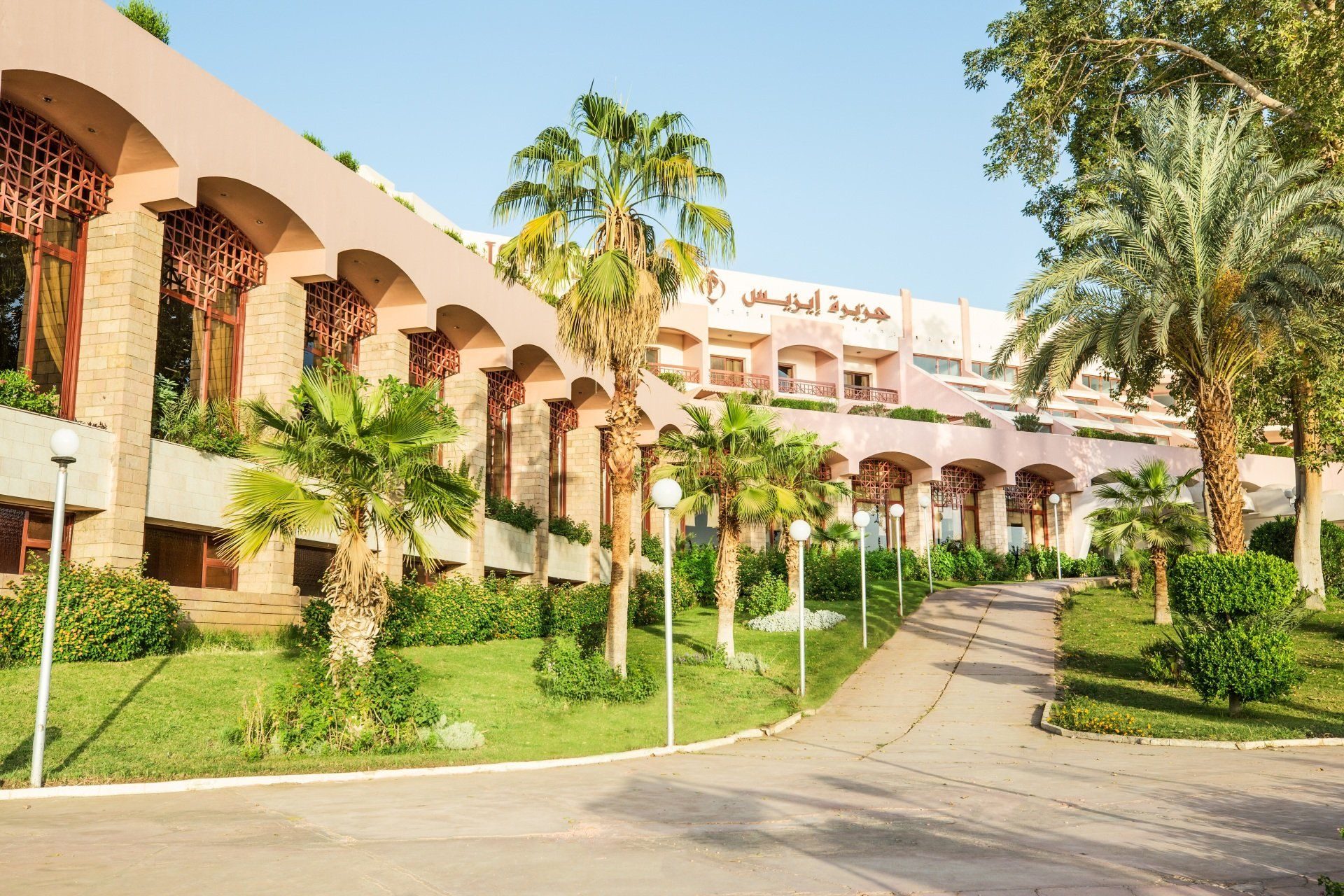 Gartenwege und Gebäude des Pyramisa Island Resort