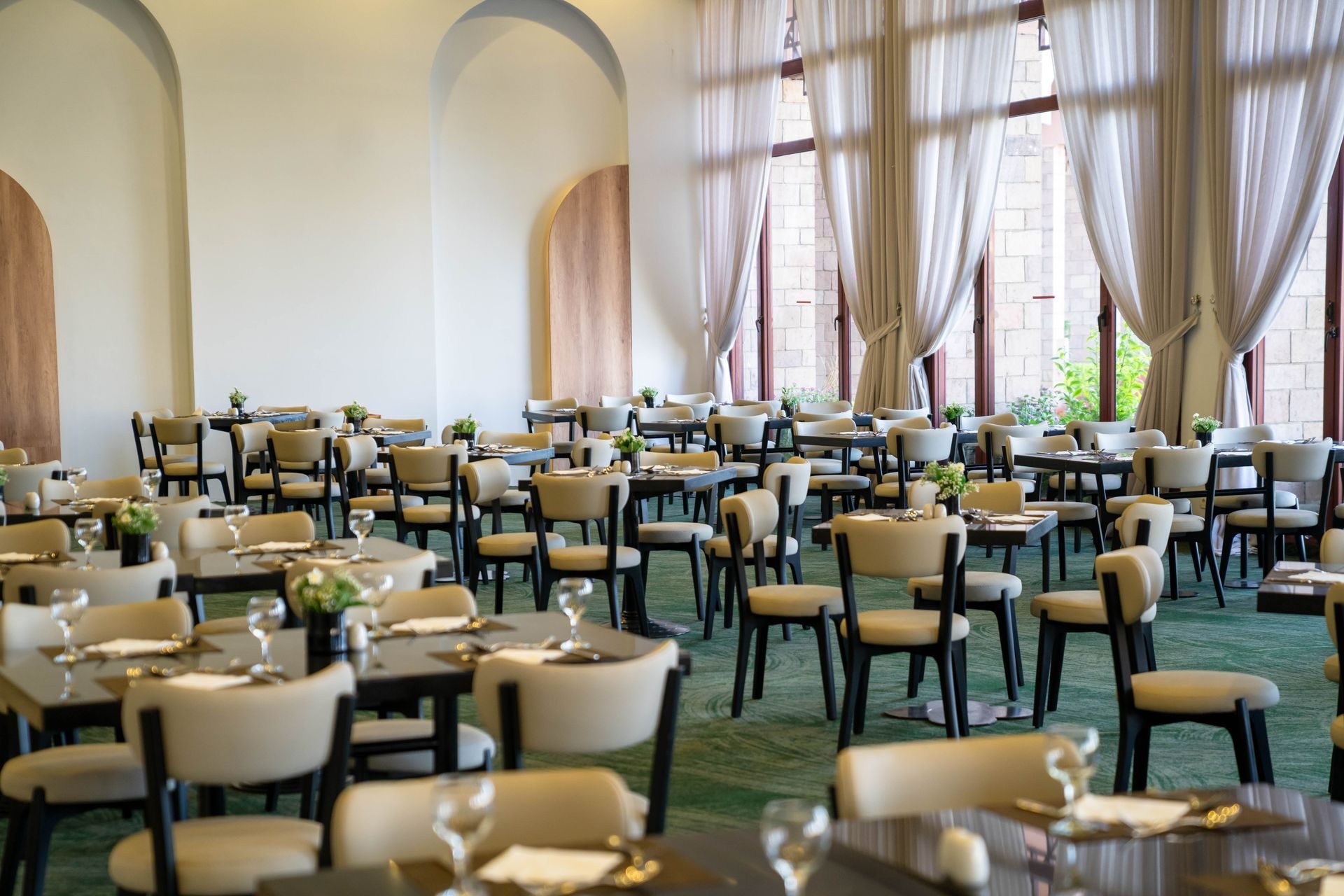 Restaurant mit großen Fensterfronten
