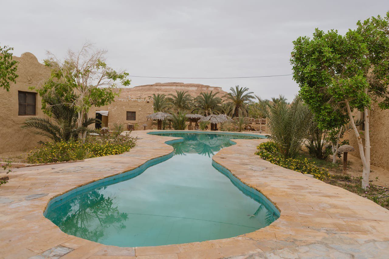 Pool des Siwa Shali Resort in der Oasenlandschaft