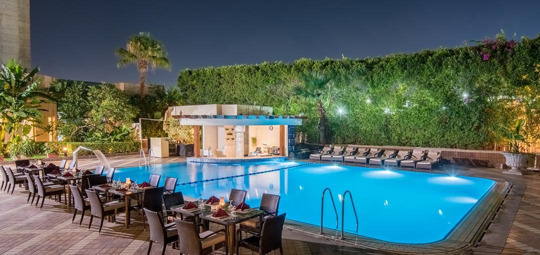 Beleuchteter Poolbereich am Abend