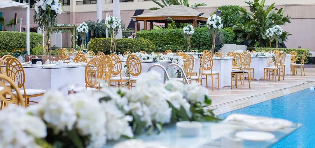 Gedeckte Terrasse für Veranstaltungen am Pool