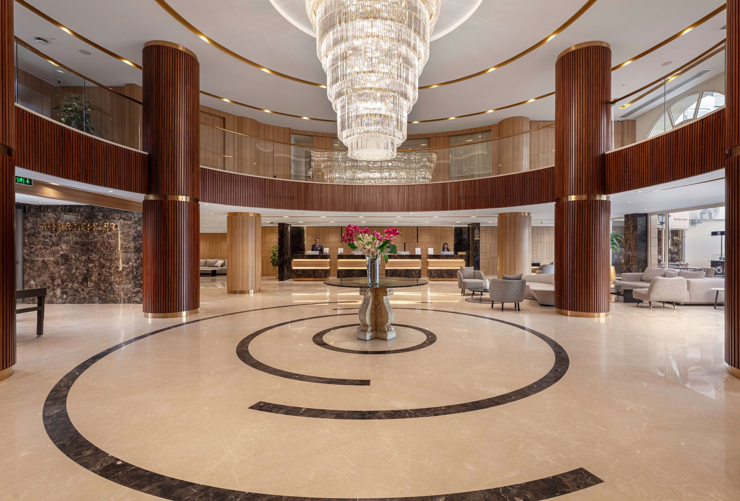 Großzügige Lobby des Steigenberger Nile Palace Luxor