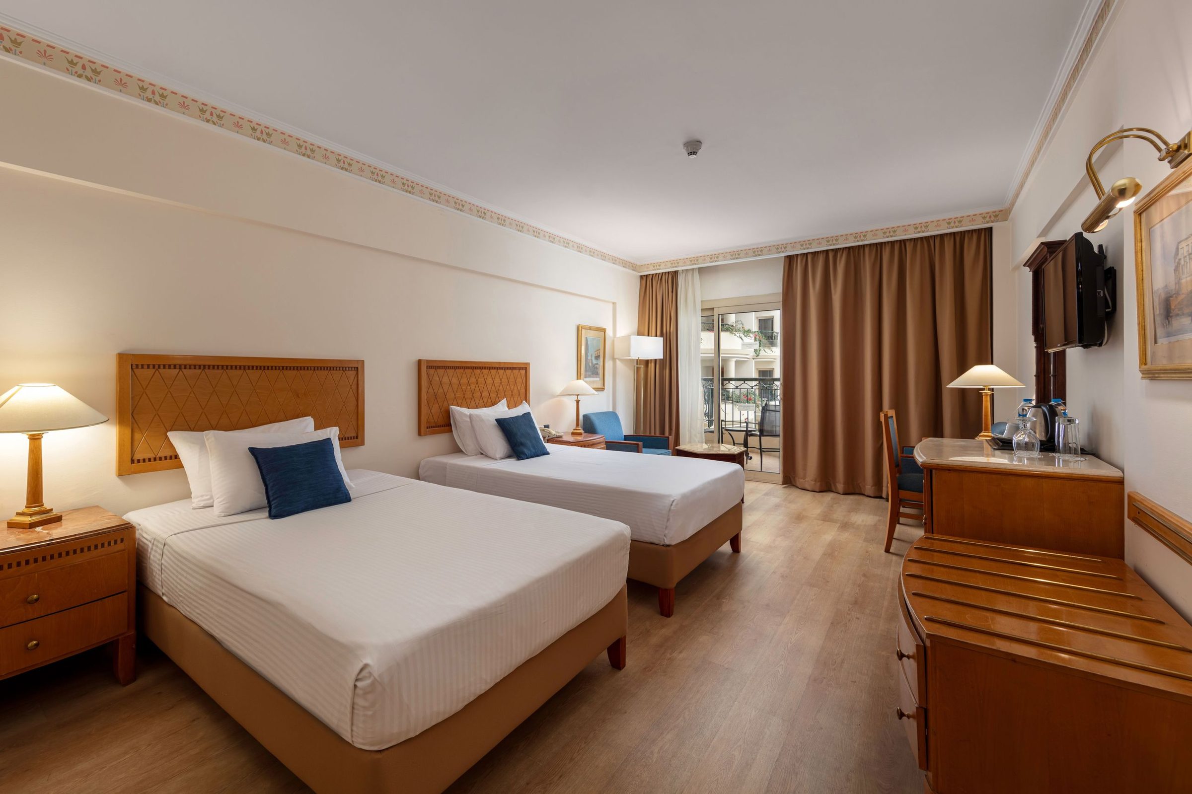 Zweibettzimmer mit Balkon