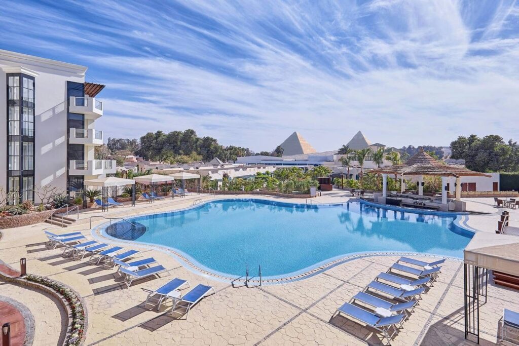 Pool des Steigenberger Pyramids Cairo mit Pyramidenblick