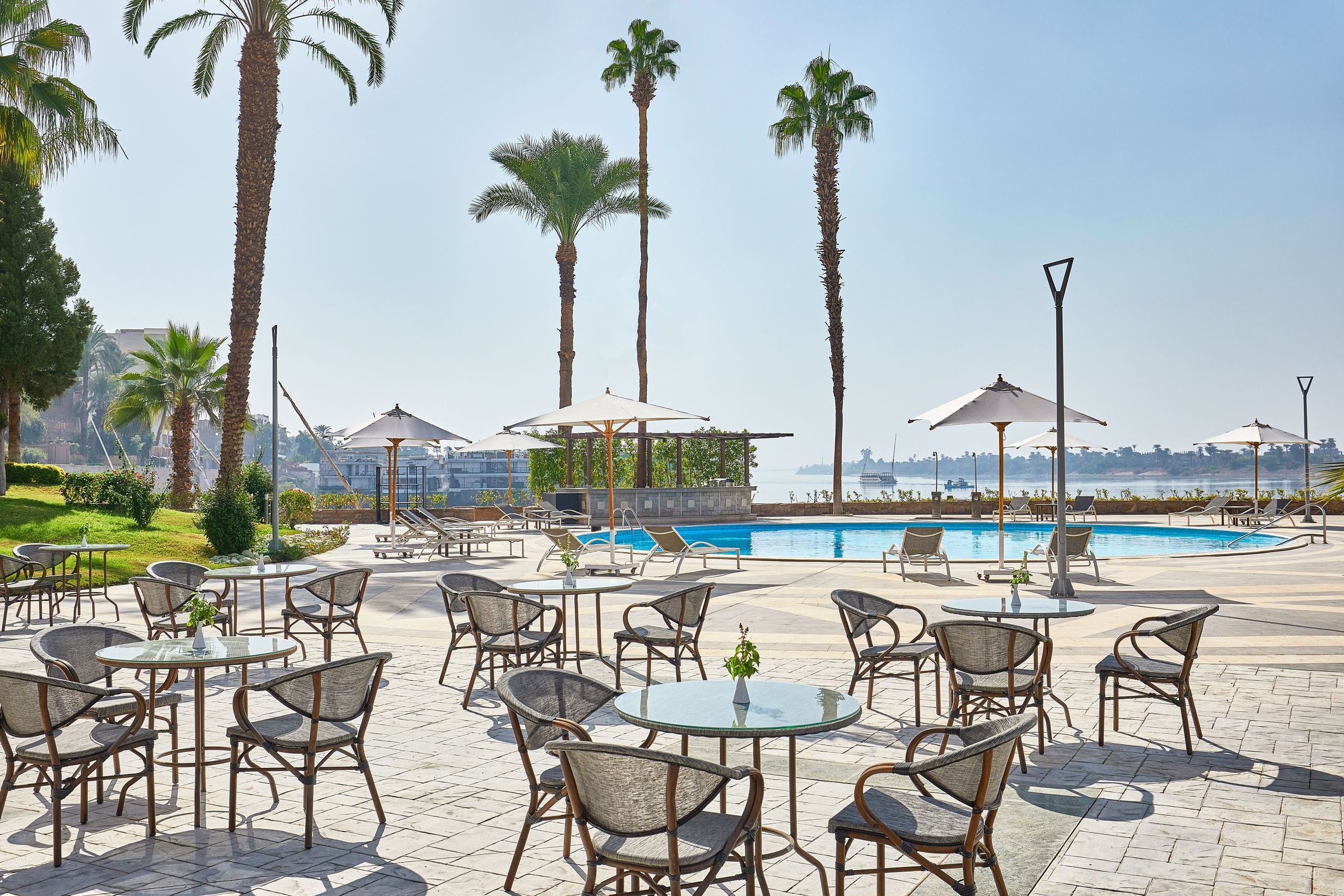 Poolterrasse mit Palmen und Nilblick